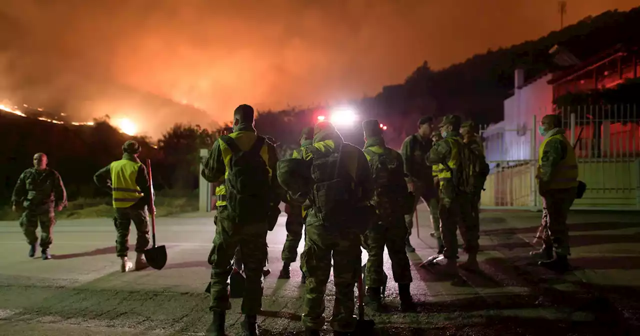 Fogo descontrolado na Grécia perto da fronteira turca obriga a evacuar aldeias