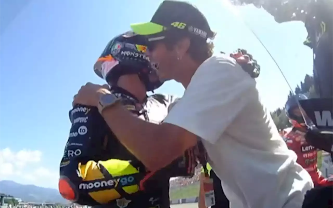 VIDEO. Valentino Rossi abbraccia Bagnaia e Bezzecchi a fine gara