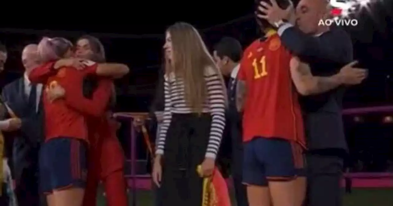 Jogadora da Espanha leva beijo na boca durante a premiação da Copa do Mundo Feminina