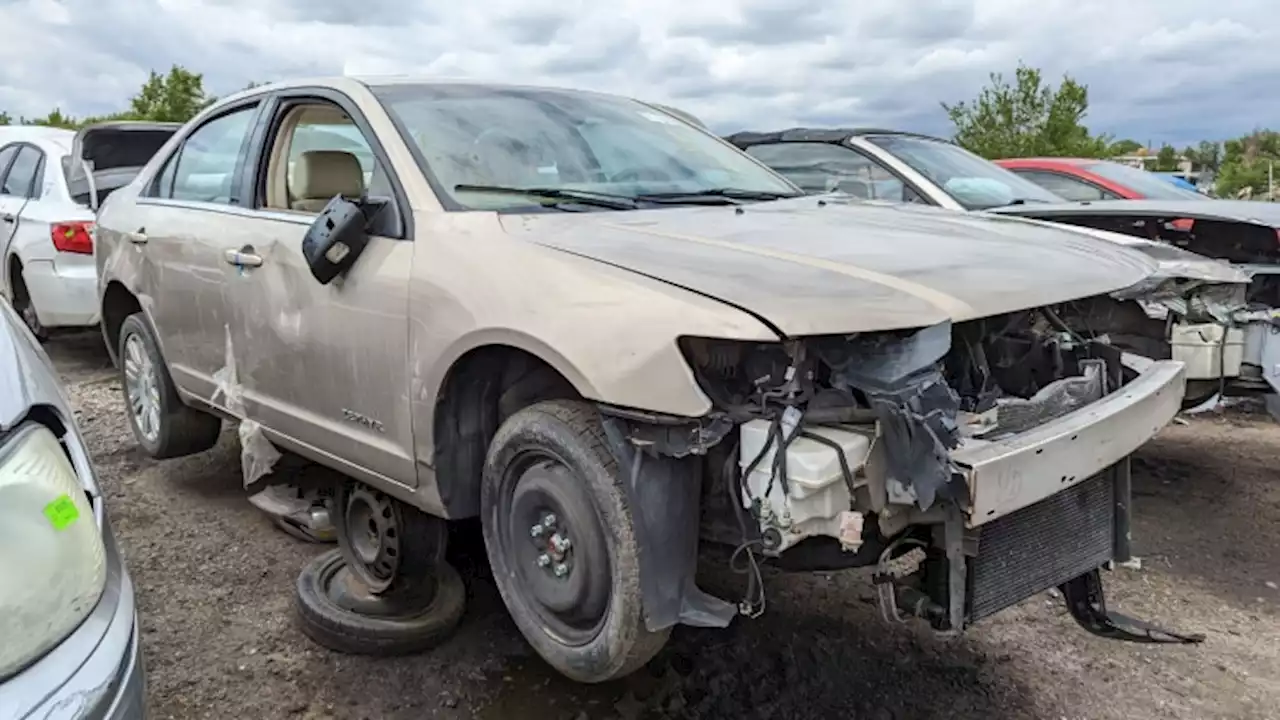 Junked 2006 Lincoln Zephyr