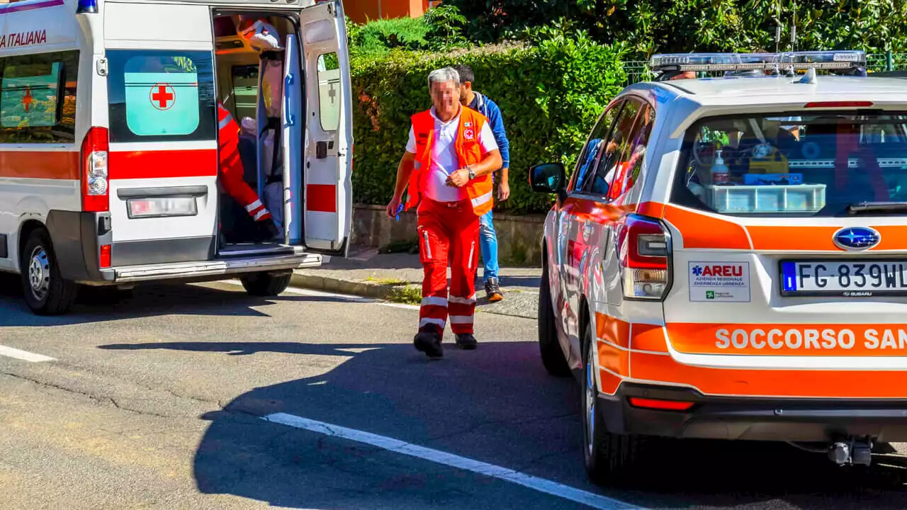 Uccide a coltellate il vicino di 35 anni dopo una lite condominiale