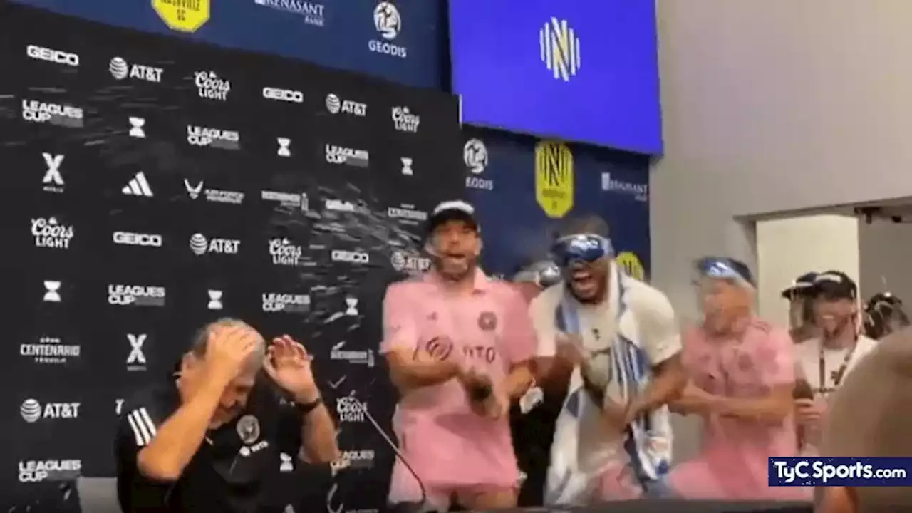 (VIDEO) INVASIÓN, LOCURA Y CHAMPAGNE en la conferencia de Tata Martino en Inter Miami