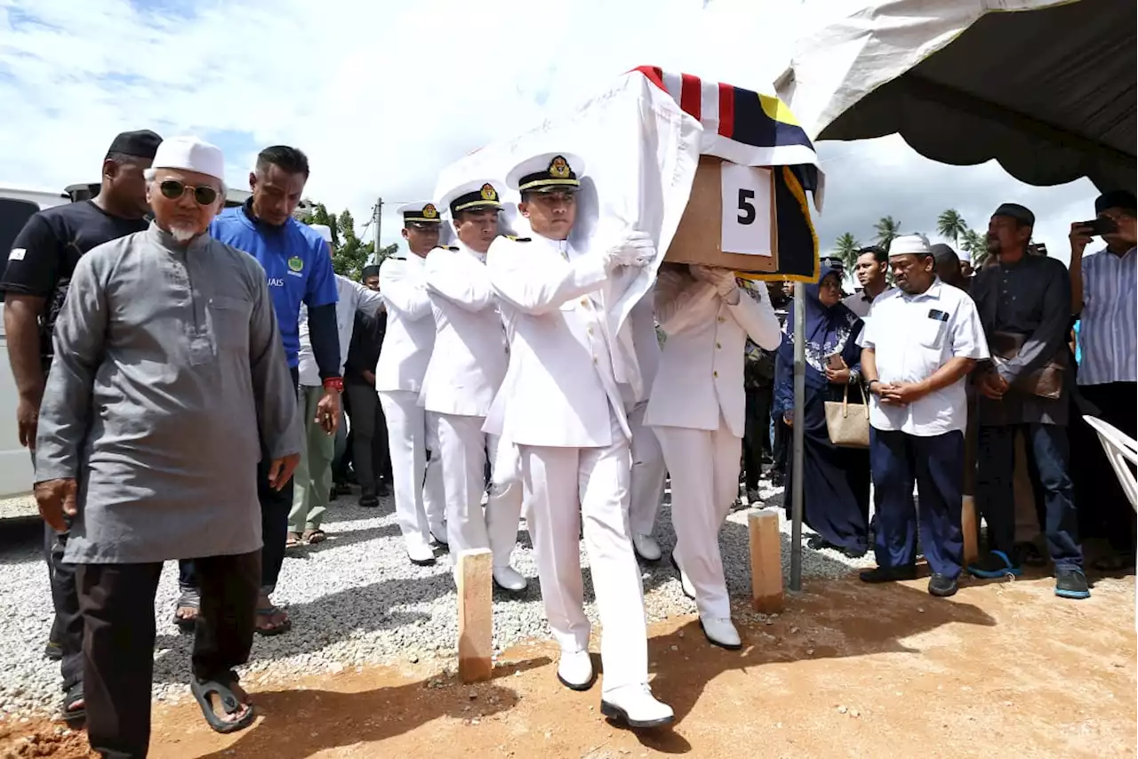 Jenazah Shaharul Amir diusung secara istiadat tentera