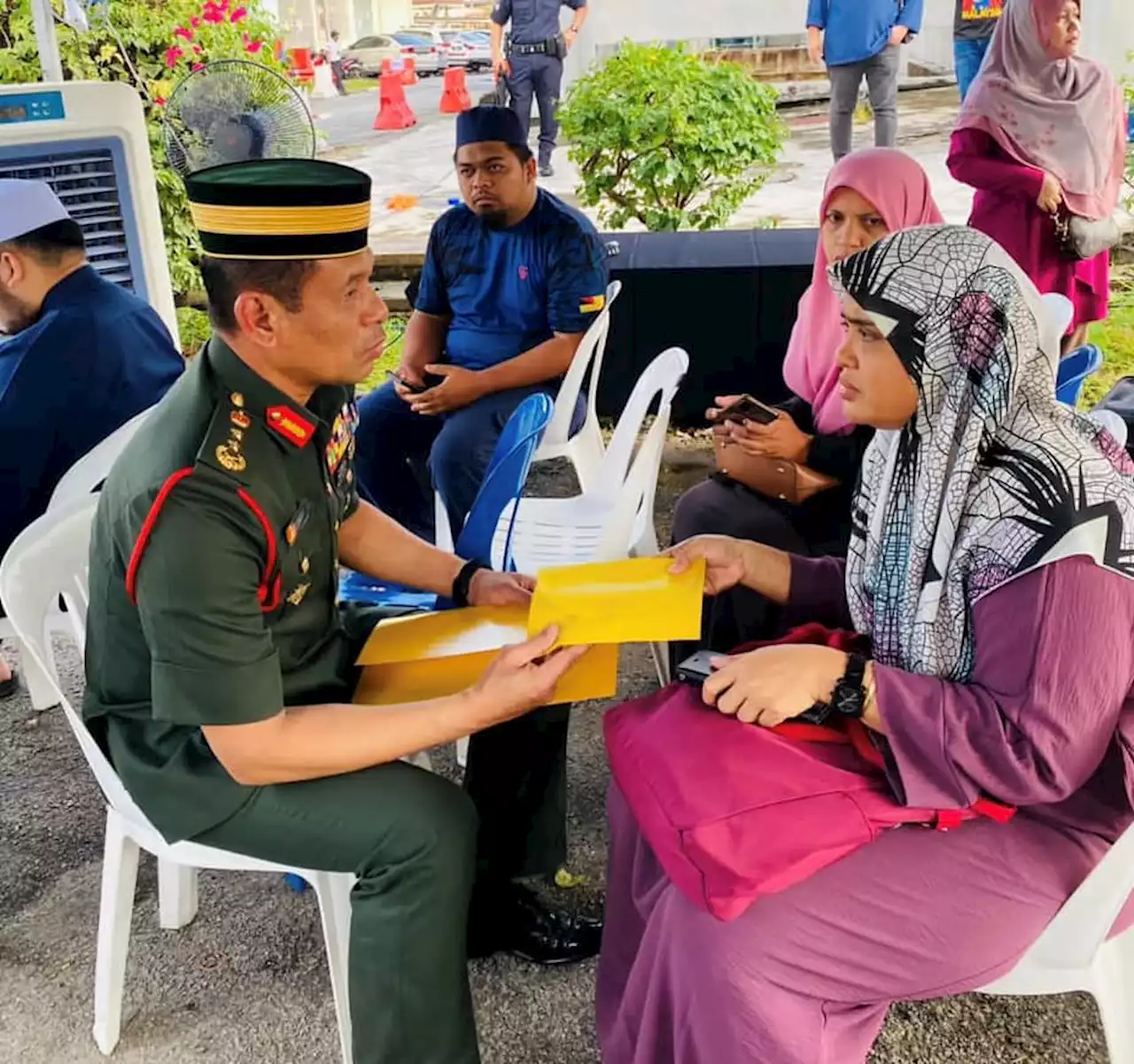 Seri Paduka serah sumbangan peribadi kepada waris tragedi pesawat