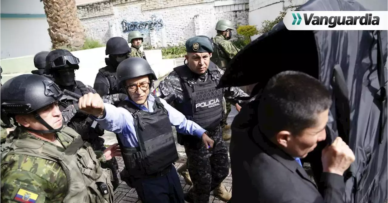 Con casco, barreras antibalas y rodeado de policías tuvo que votar Christian Zurita, en Ecuador