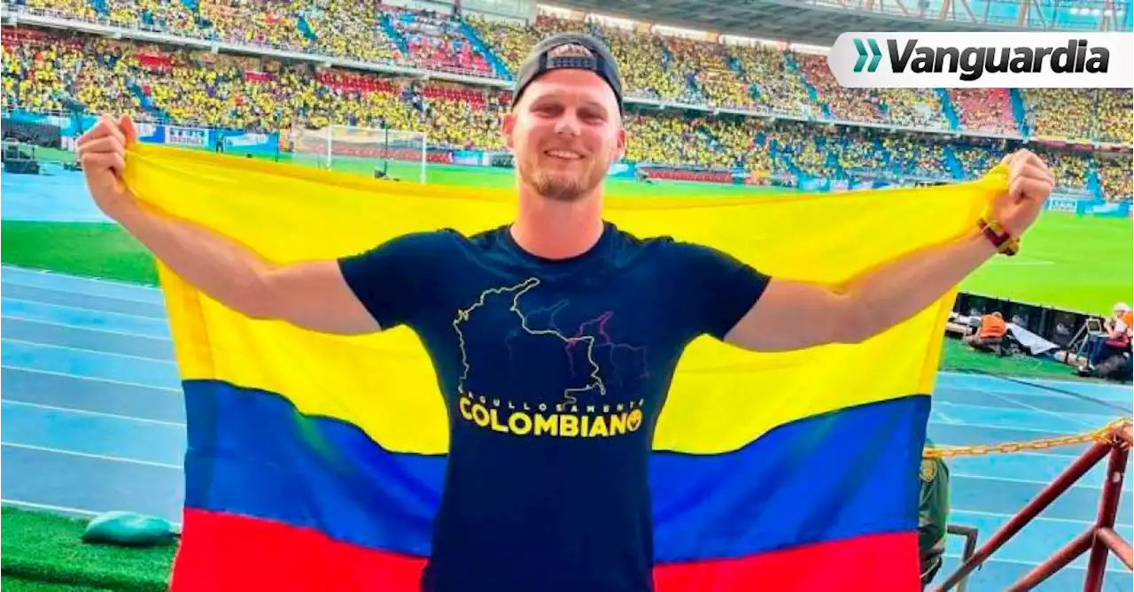 “¡En Colombia somos más que fútbol!” Esta es la nueva camiseta que le ofrecieron a Dominic Wolf, el youtuber alemán