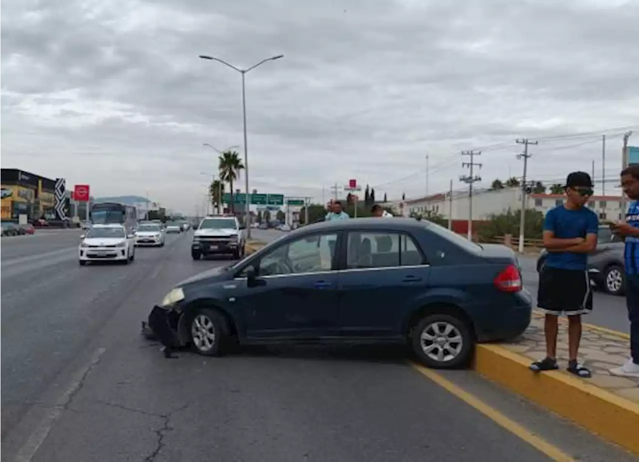 Choca, se fuga, invade carril, provoca otro accidente y afecta al tráfico en V Carranza de Saltillo