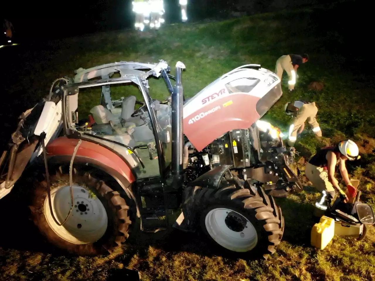 Mit Traktor abgestürzt und mehrfach überschlagen