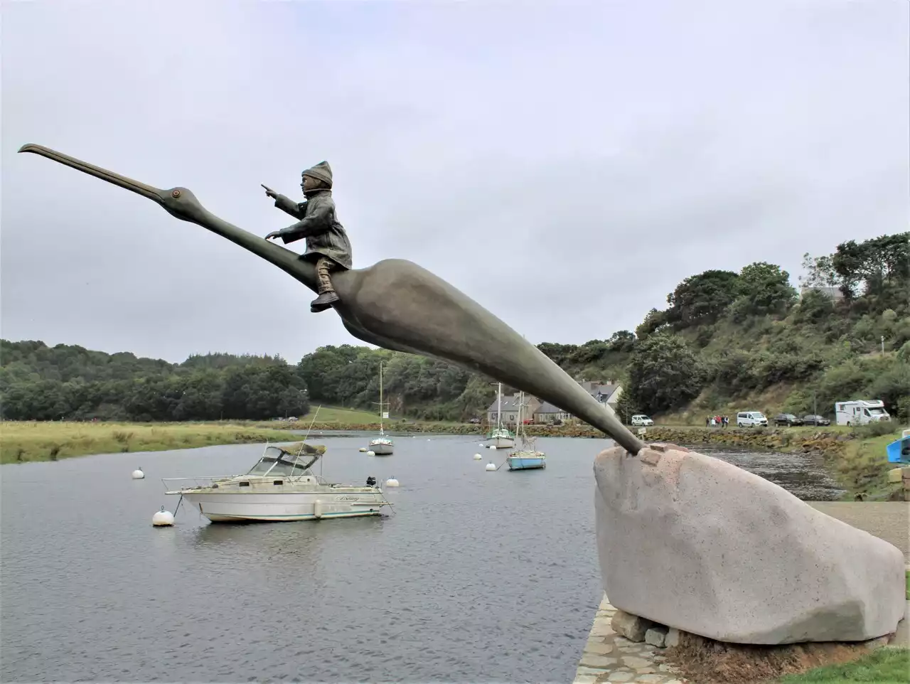 Côtes-d'Armor : la sculpture monumentale de Kito veille sur ce charmant petit port