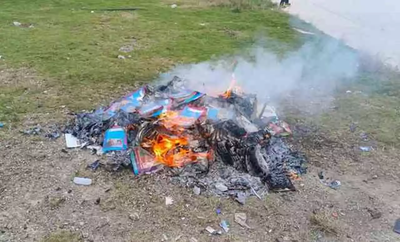 En Chiapas, indígenas tzotziles se pusieron a quemar los libros de texto