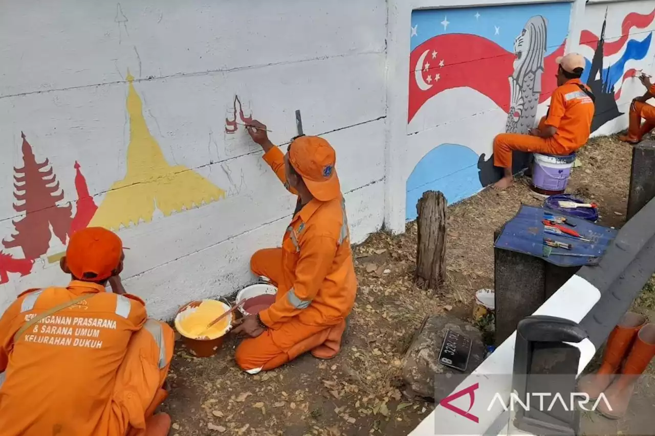 Pemkot Jaktim percantik jalur lintasan tamu KTT ASEAN