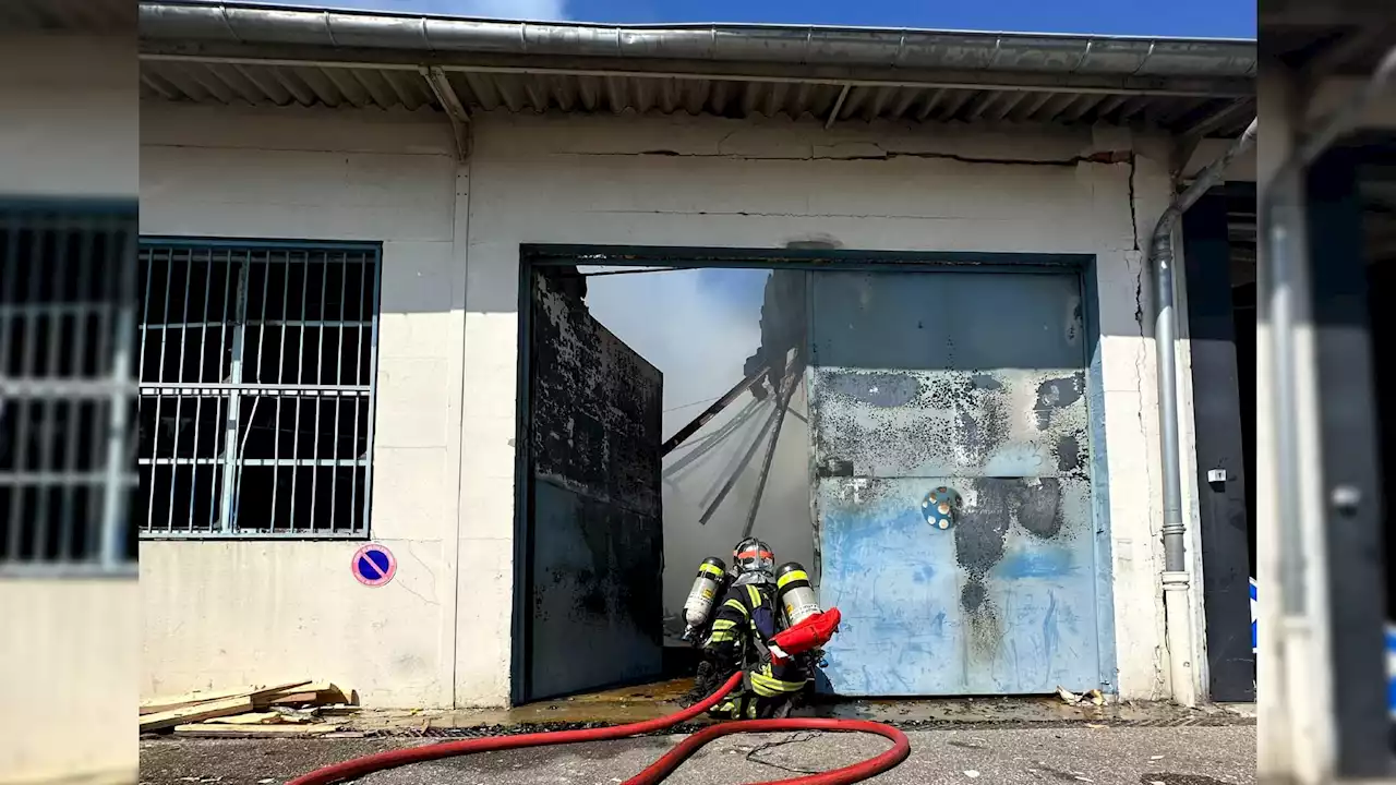 Rhône: une cinquantaine de pompiers mobilisés pour un feu dans un bâtiment industriel à Meyzieu