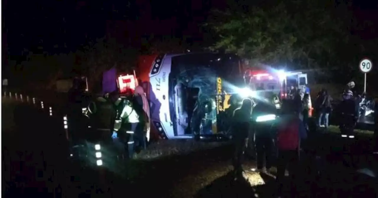 Siete personas heridas dejó volcamiento de bus de servicio público en la vía Panamericana en Tuluá