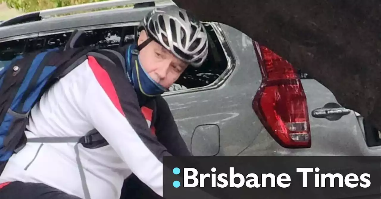 Police chase cyclist over 20 cars scratched on one road