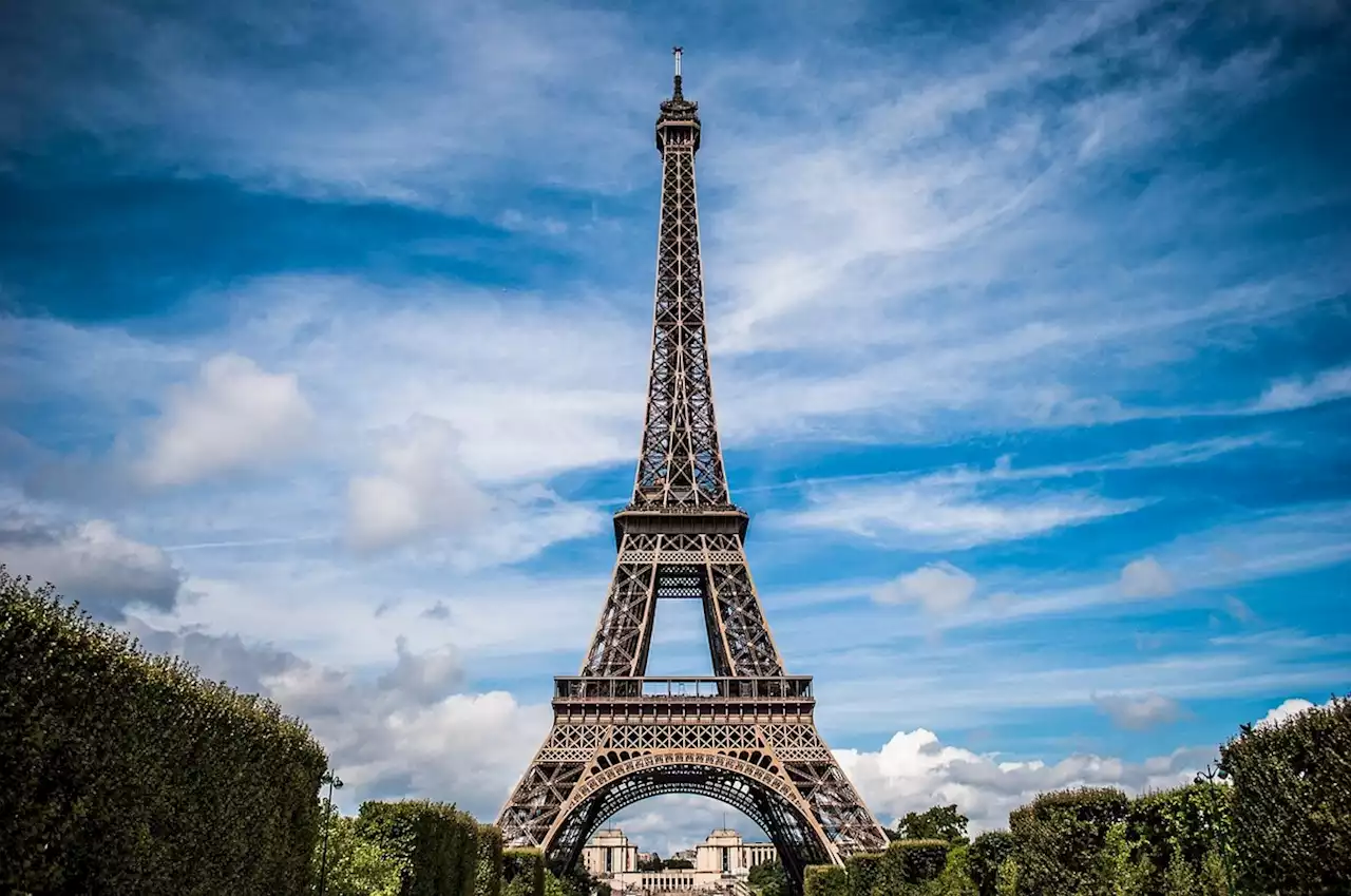 Paris : coincé par une brigade d’intervention, un homme saute de la Tour Eiffel