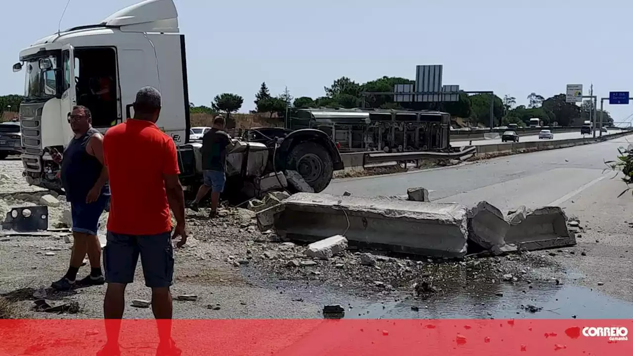 Trânsito condicionado após despiste de camião de transporte de areia à saída da Ponte 25 de Abril