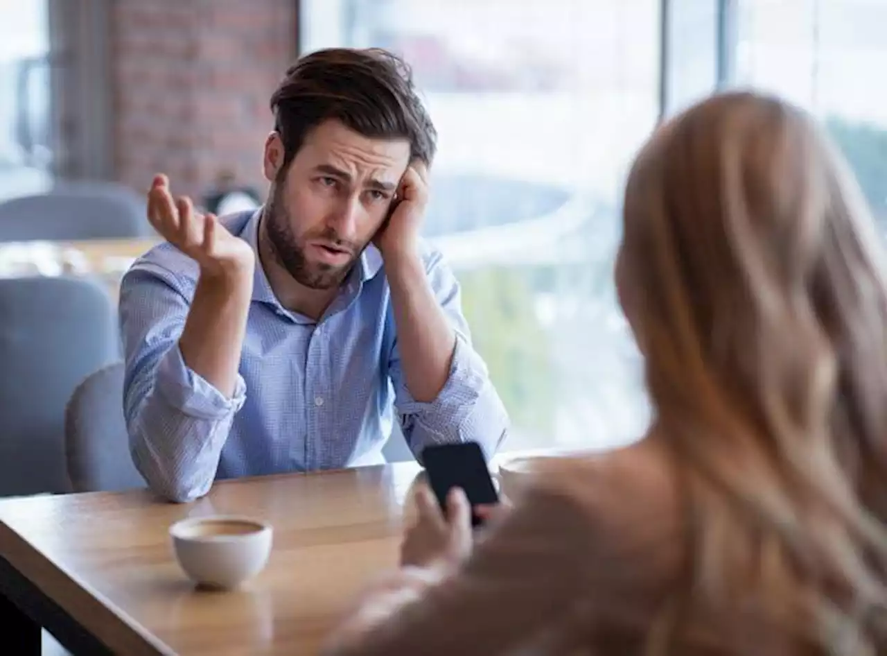 Che cosa è il partner-phubbing, la pessima mania coi telefonini che può rovinare le coppie