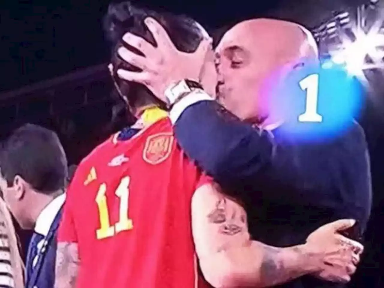 Rubiales e il bacio a Hermoso: «Una dimostrazione d’affetto insignificante, ignoriamo gli idioti»