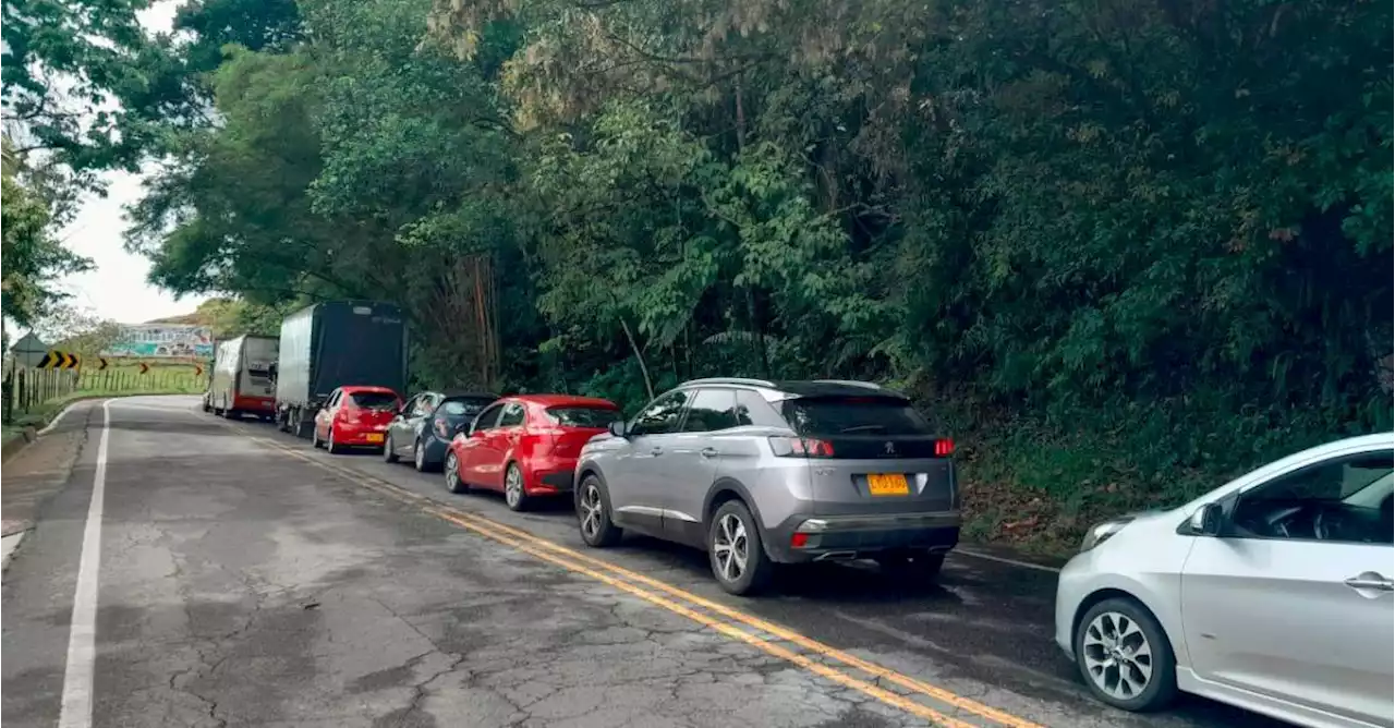 Dos derrumbes sobre la autopista Medellín-Bogotá tienen represados a cientos de vehículos