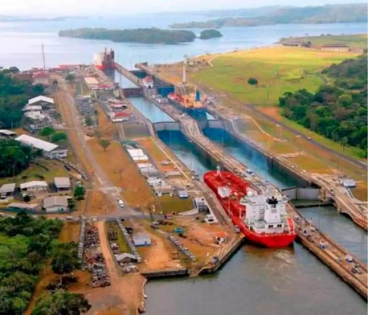 Hay más de 200 buques atrapados en el Canal de Panamá