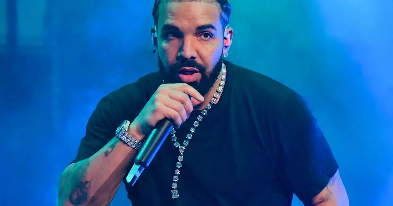 Drake quase atingido na cabeça com livro durante concerto: “Dava-te uma sova se me acertasses na cara”