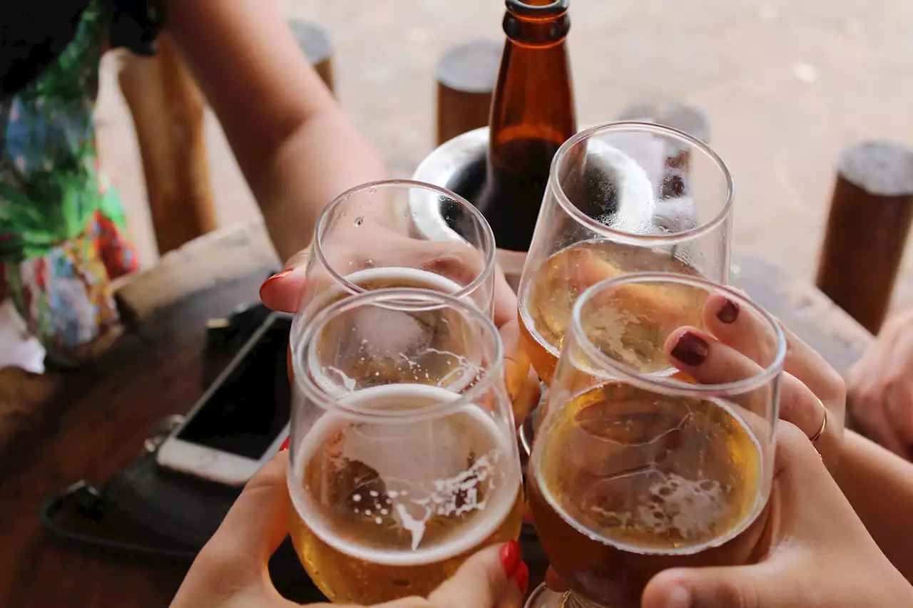 Riskgränsen för alkoholkonsumtion ska sänkas för män. Och höjas för kvinnor.