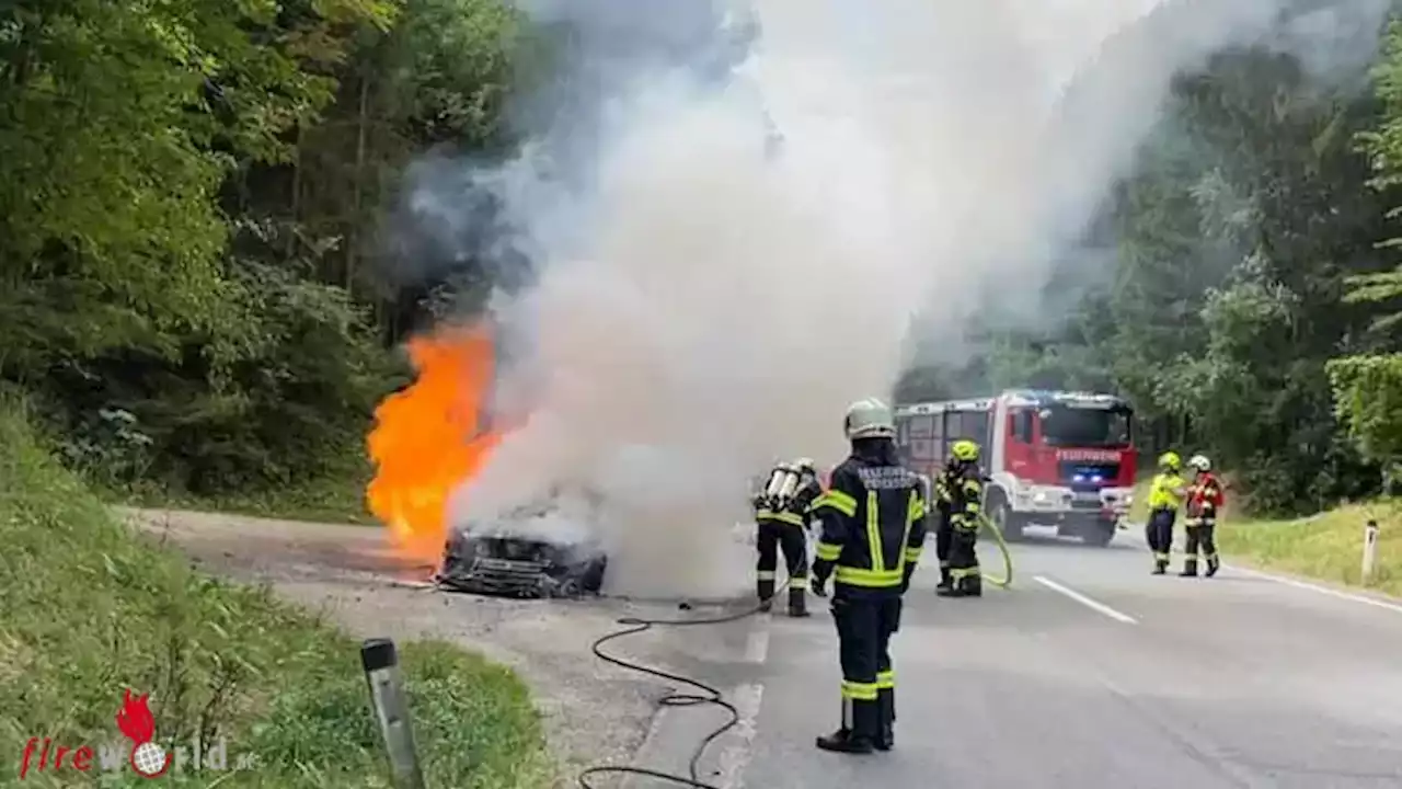 Oö: Brennender Pkw an der B122 im Hamteswald in Waldneukirchen