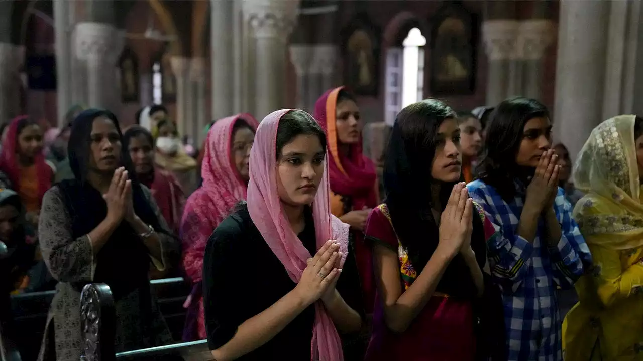 Pakistan gives cash to nearly 100 homeless Christian families following destructive Muslim-led riot