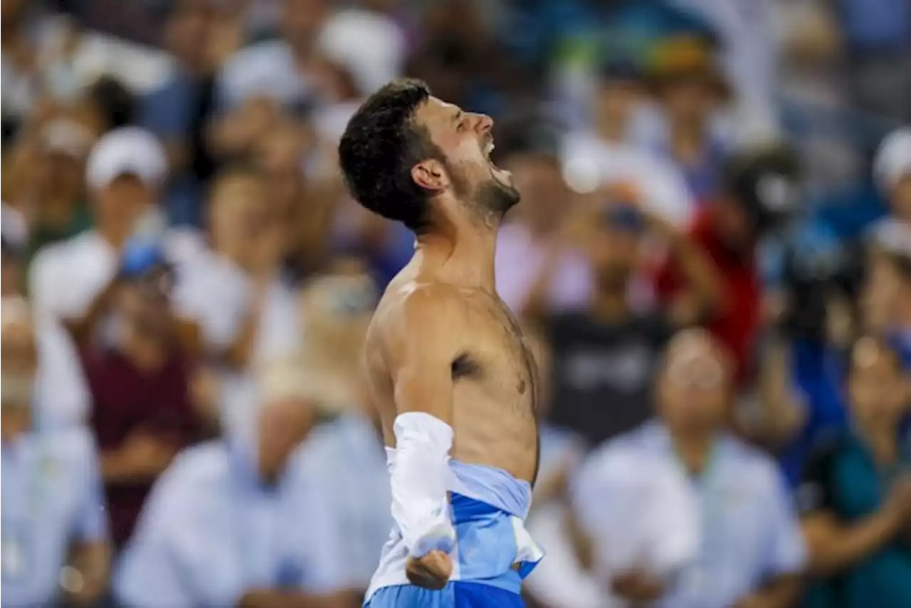 Hij scheurde er zowaar z’n shirt van open zoals ‘The Hulk:’ Novak Djokovic klopt Carlos Alcaraz in een van de “beste matchen ooit”