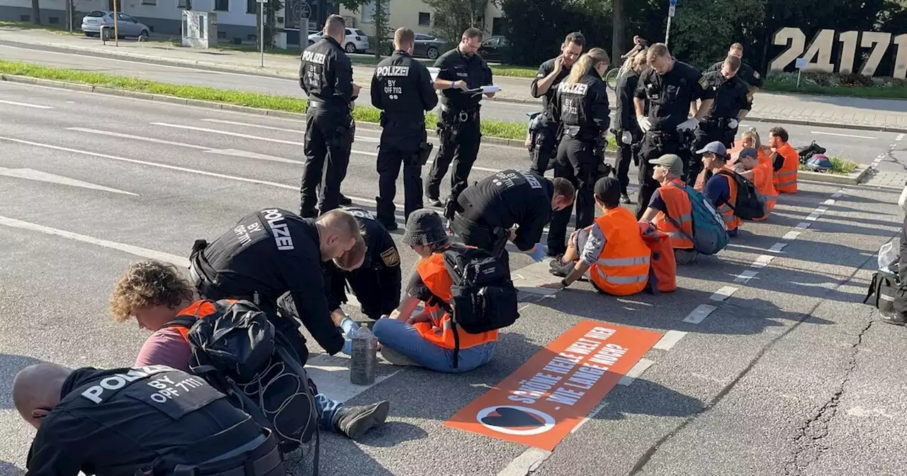 Letzte Generation blockiert Straßen in Regensburg