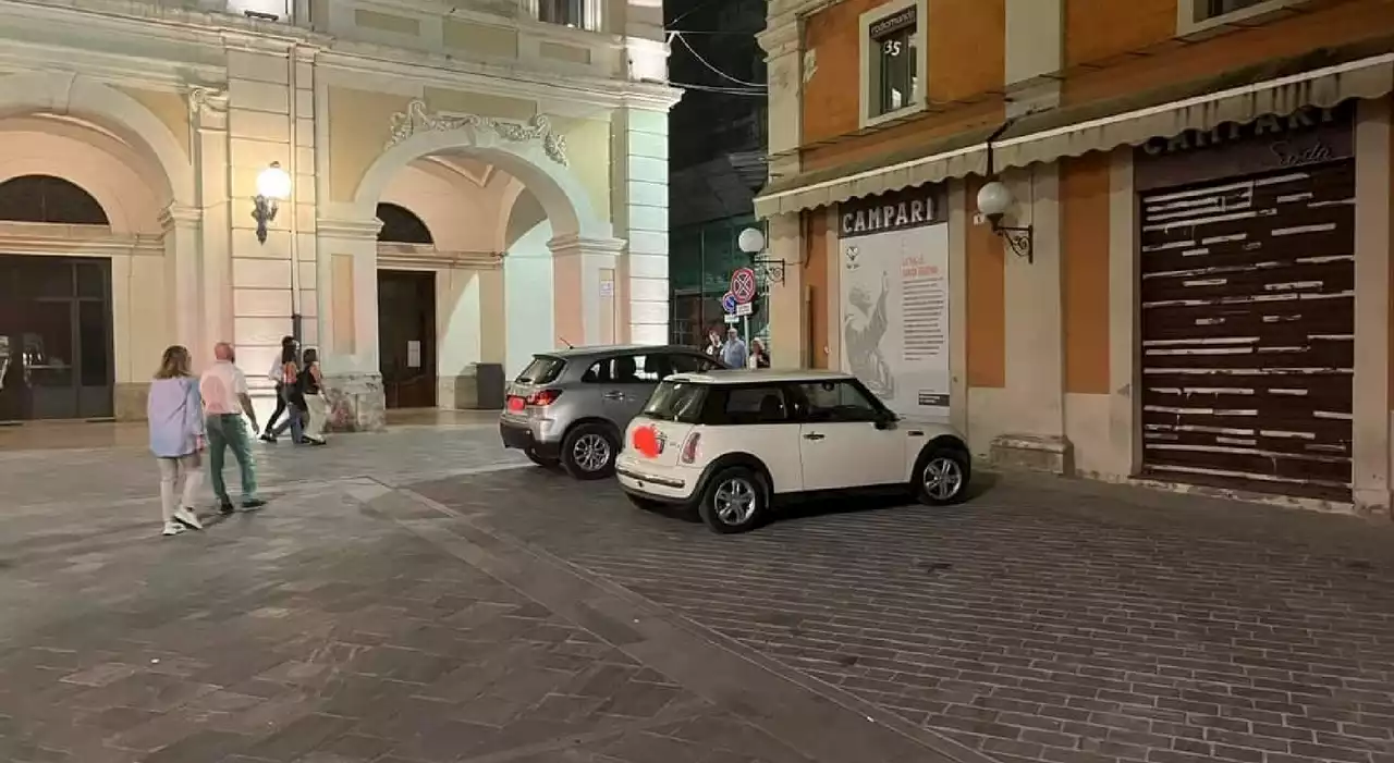 Piazza del Comune torna ad essere un parcheggio per gli incivili nella totale assenza di controlli