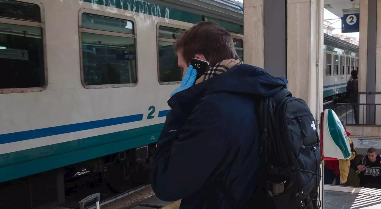 Studentessa travolta dal treno, lo strazio dei compagni alla commemorazione della scuola