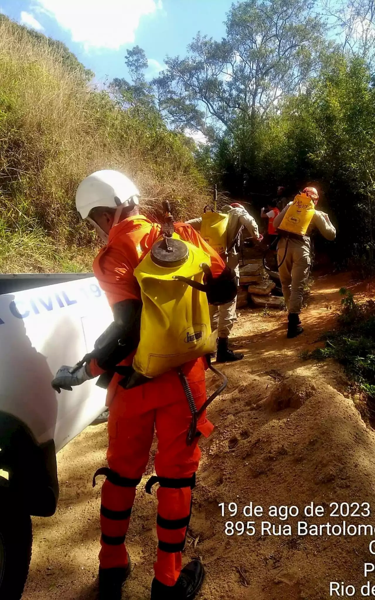 Defesa Civil auxilia Corpo de Bombeiros em combate a incêndio florestal no Caxambu | Petrópolis