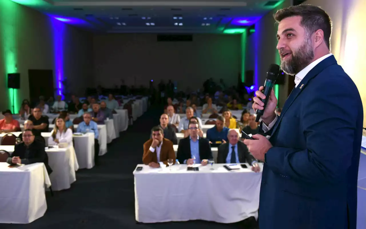 Prefeito ressalta avanços na economia e recebe comenda durante Convenção de CDLs | Campos