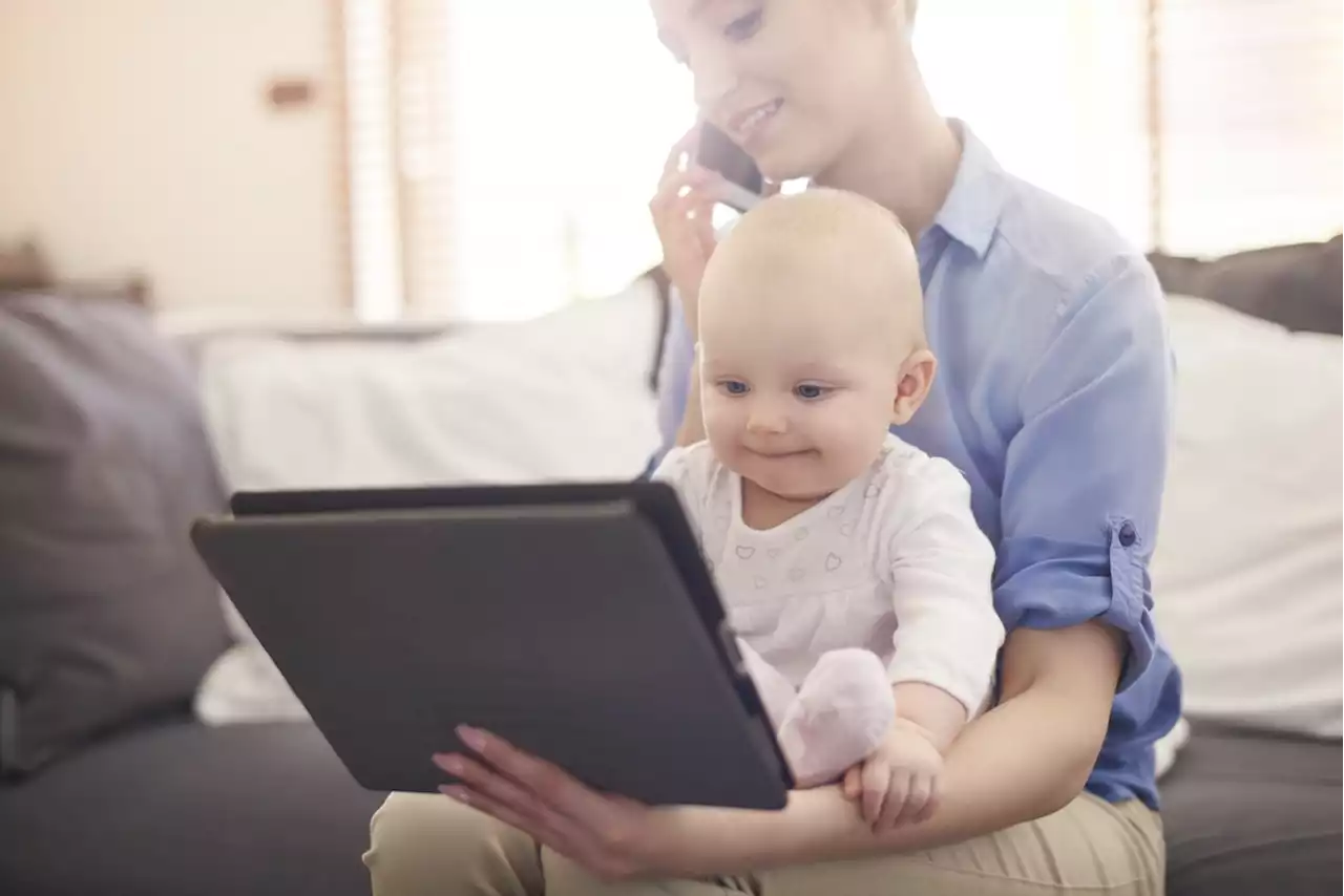 Tempo de tela em telefone e TV é associado com lentidão no desenvolvimento infantil; entenda