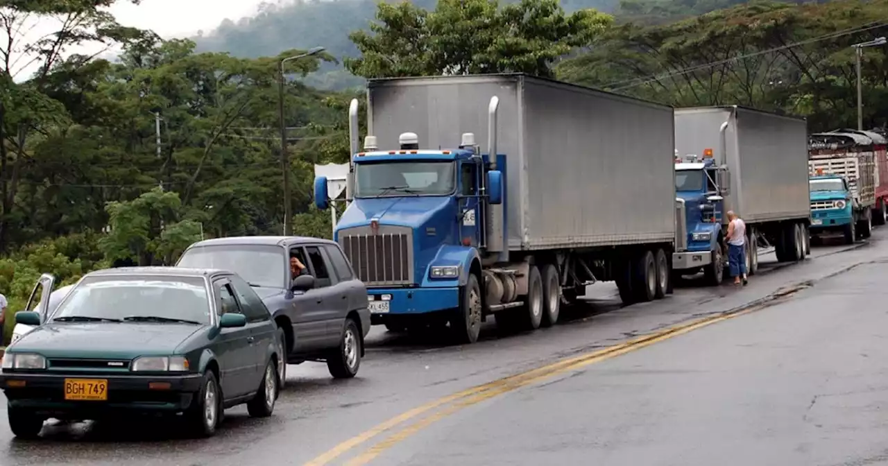 Caos en la movilidad por derrumbes en la vía Medellín