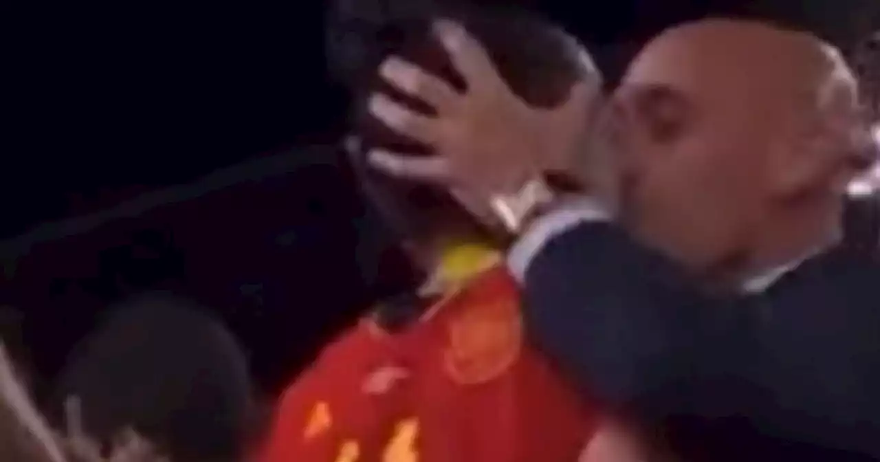 Presidente de la Federación Española dijo que se equivocó al dar beso a jugadora