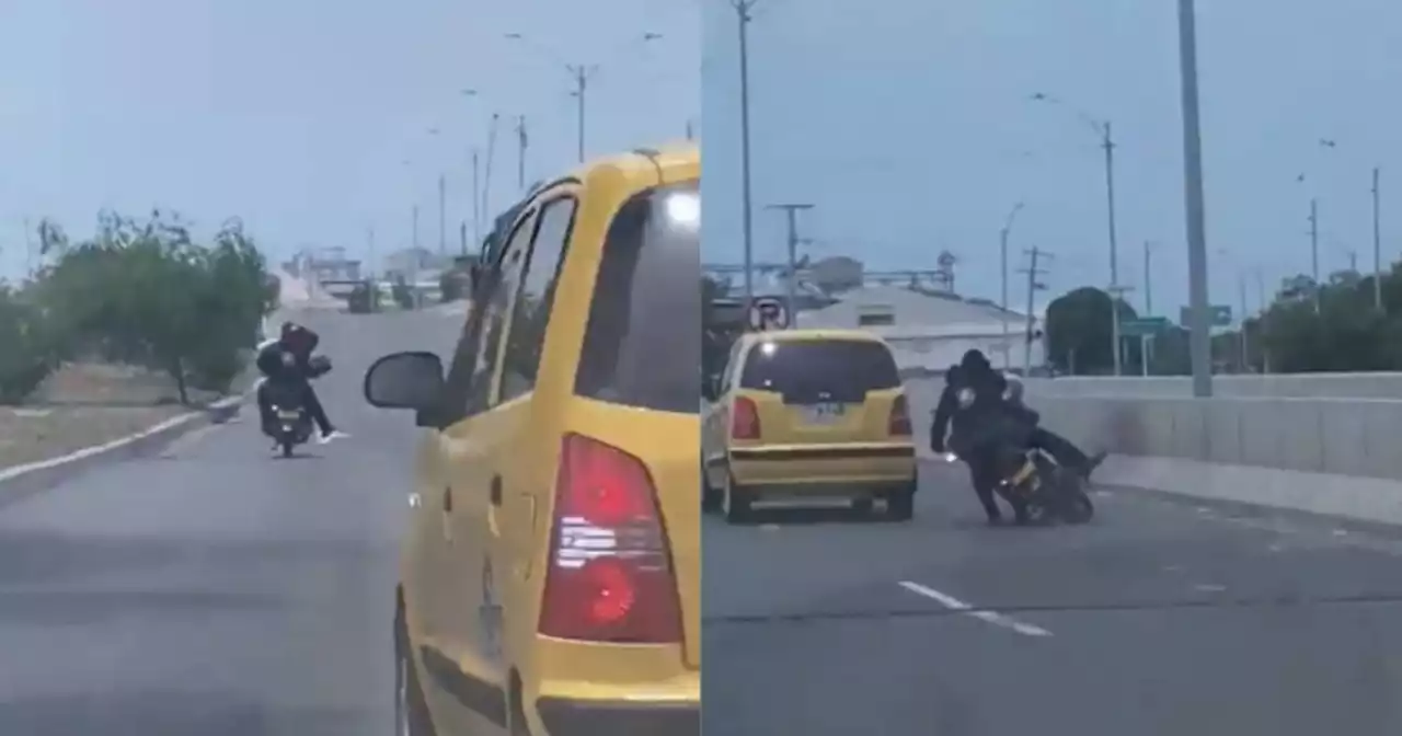 Video: taxista persigue a ladrones en moto y los embistió