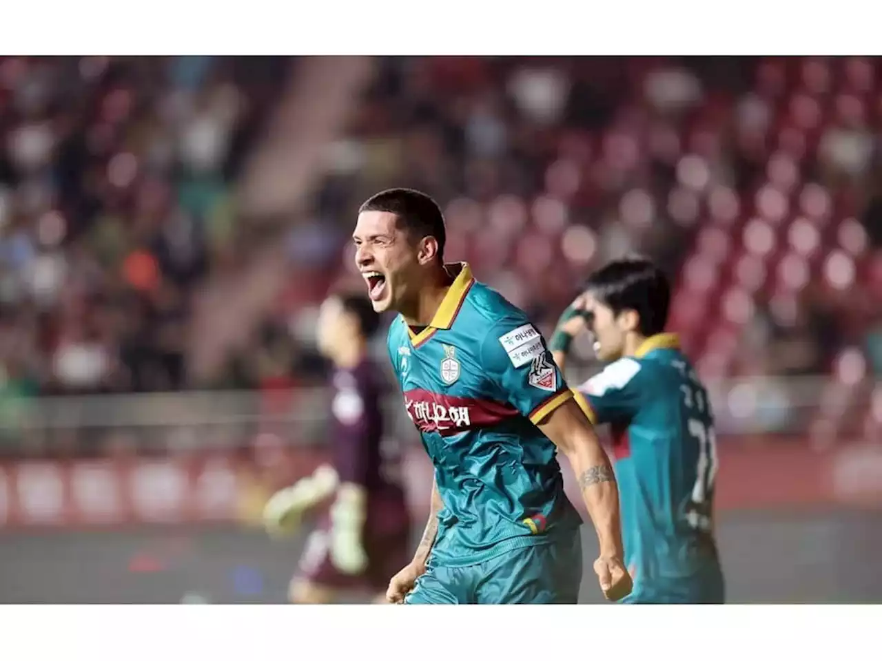 Brasileiro marca hat-trick em 15 minutos e assume artilharia da K-League