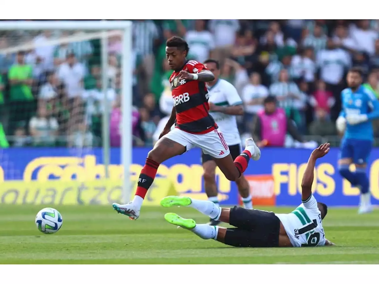 No apagar das luzes, Flamengo vira sobre o Coritiba e volta ao G-4 do Brasileirão