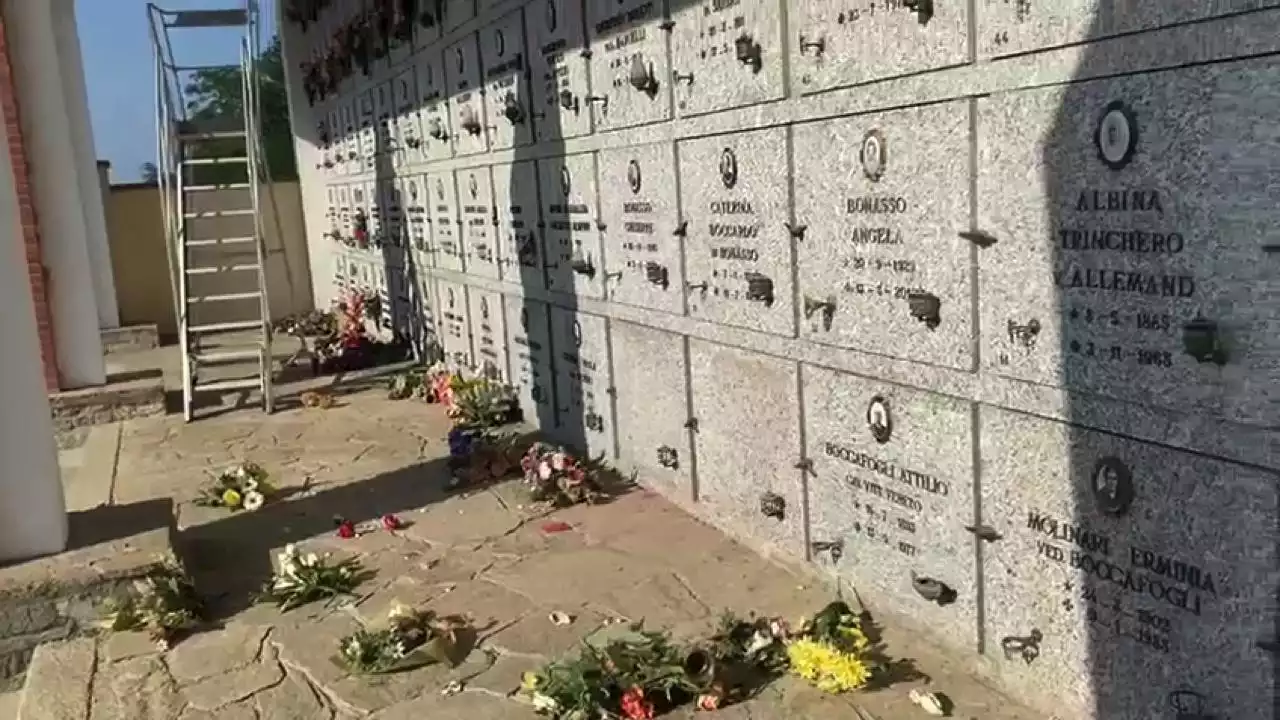 Centinaia di tombe devastate nella notte nel cimitero di Rivalta