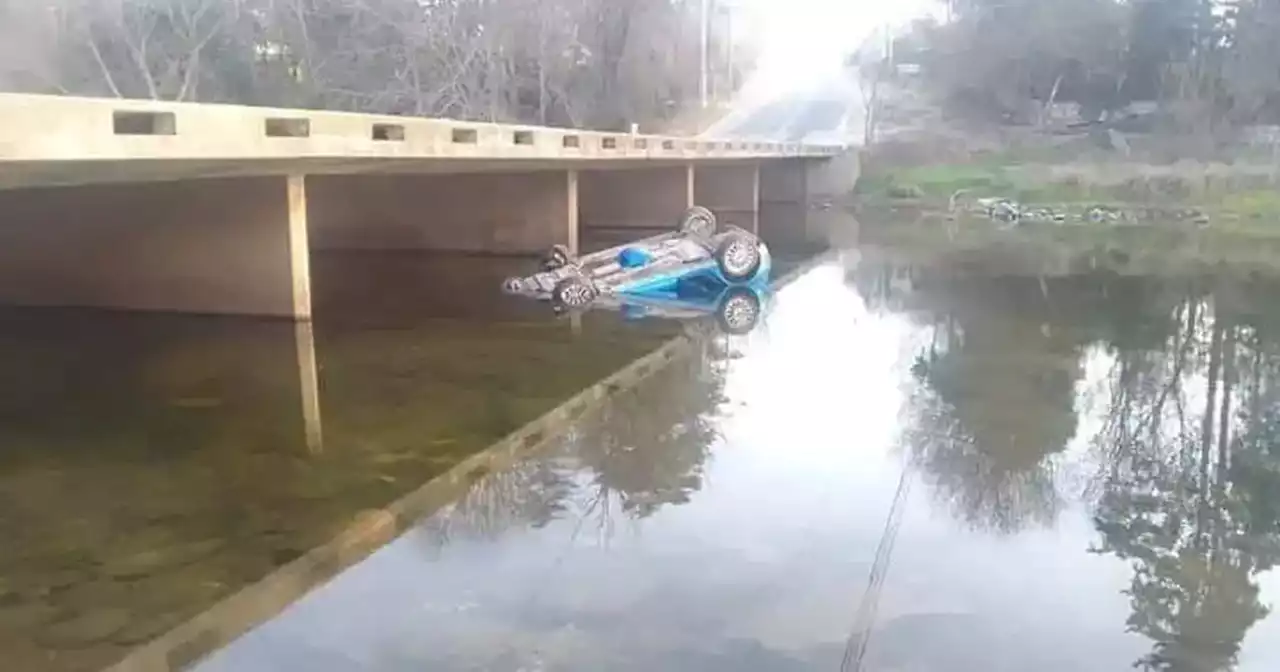 Córdoba: se despistó mientras conducía y cayó con su automóvil al río | Sucesos