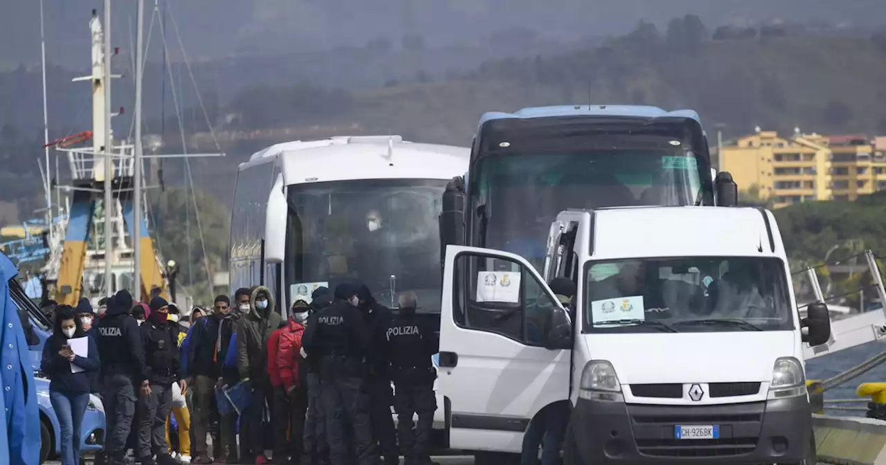 Lampedusa, altissima tensione: 1000 immigrati in rivolta, interviene la polizia