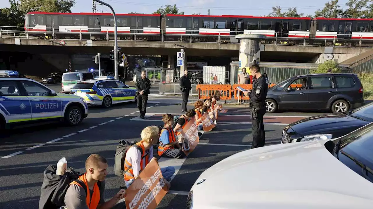 Letzte Generation blockiert Straße vor Nürnberger Hauptbahnhof: Polizei schreitet ein