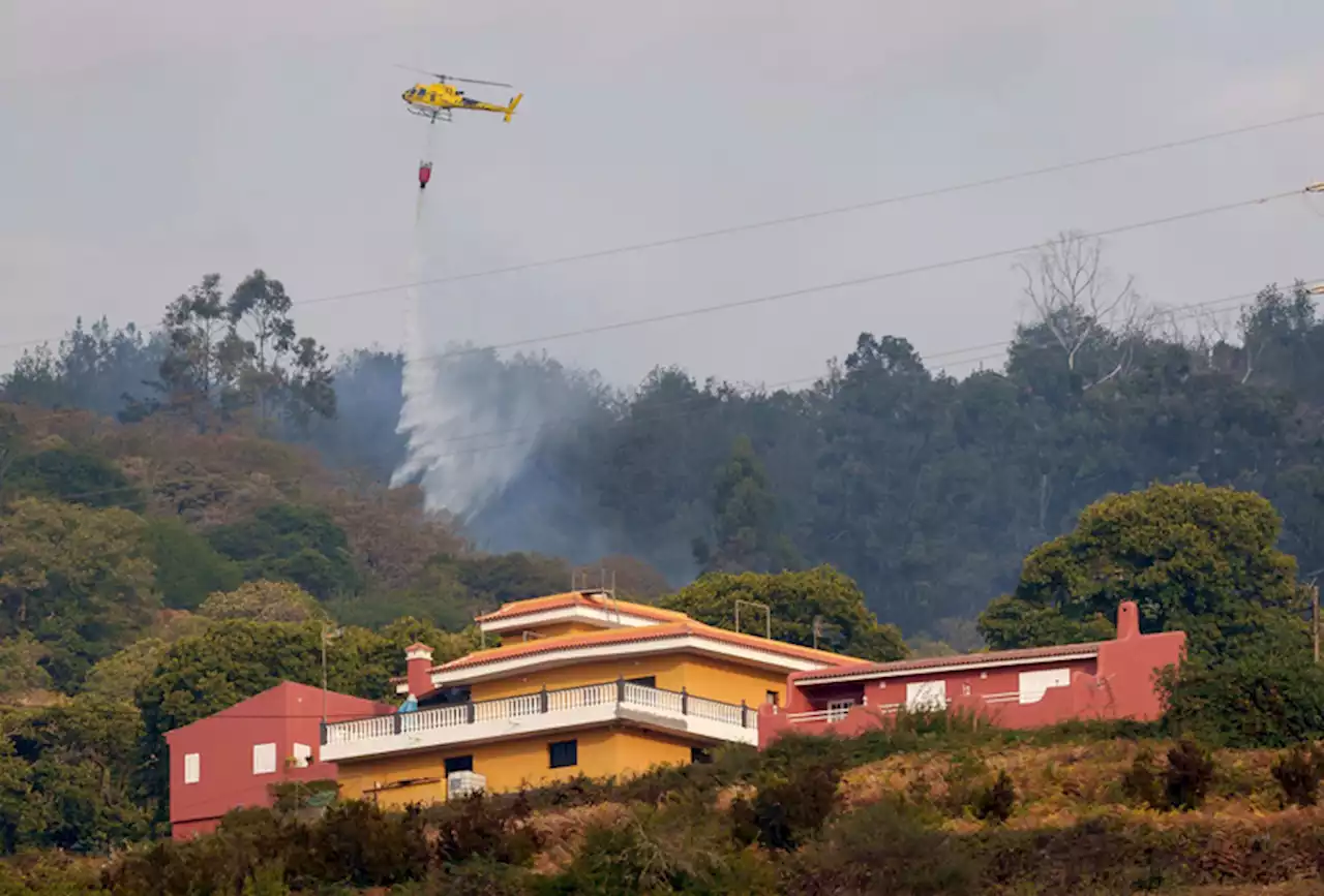 Firefighters make gains against Tenerife wildfire