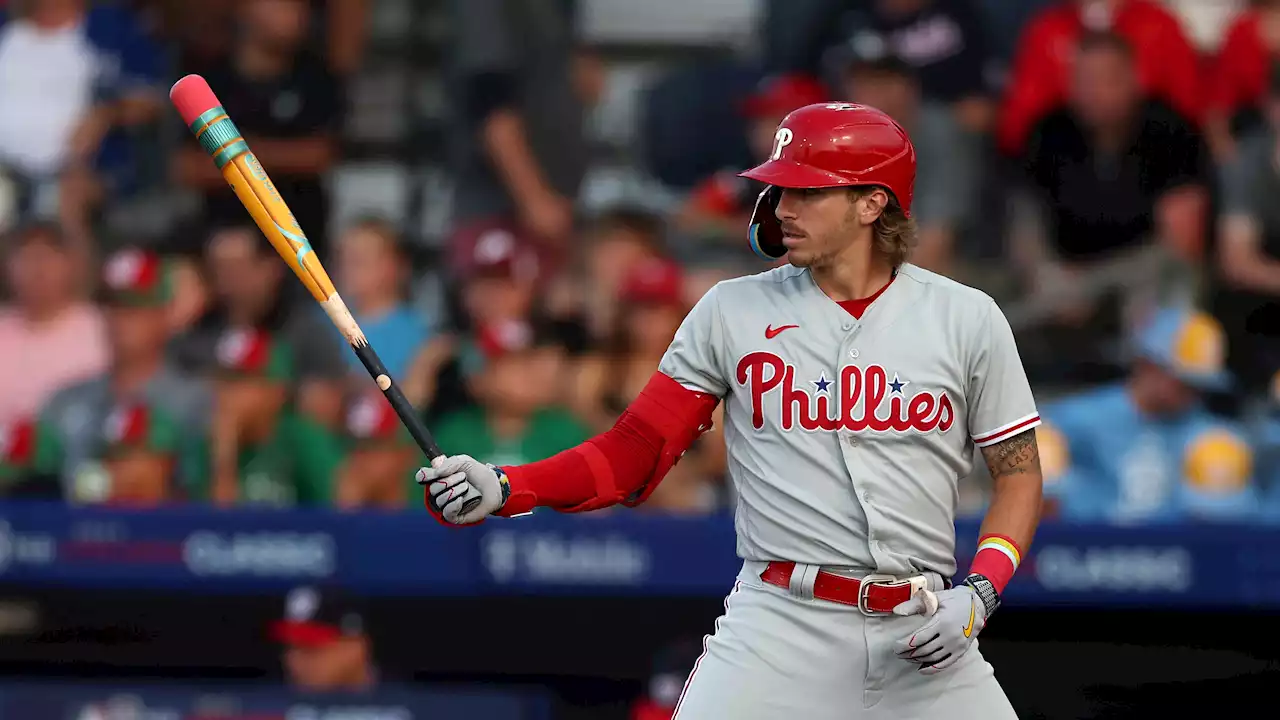 Phillies player shows Little League spirit with pencil bat