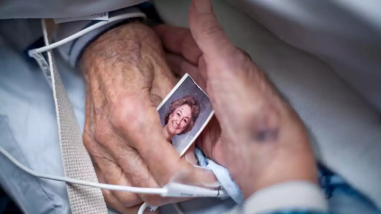 A Photographer’s Frank, Tender Portrait of Her Parents’ Final Year