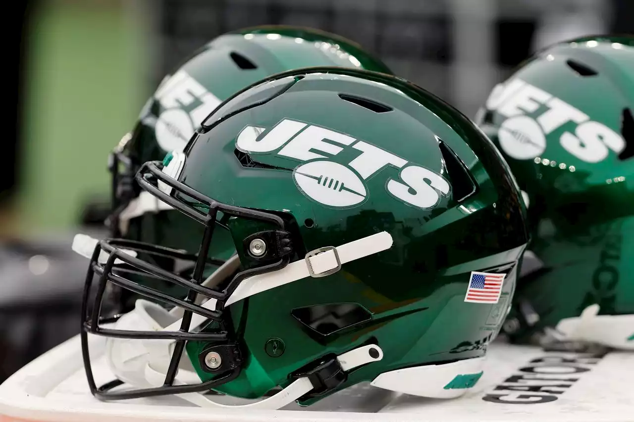 Jets Pro Bowler makes huge school supply donation to hometown