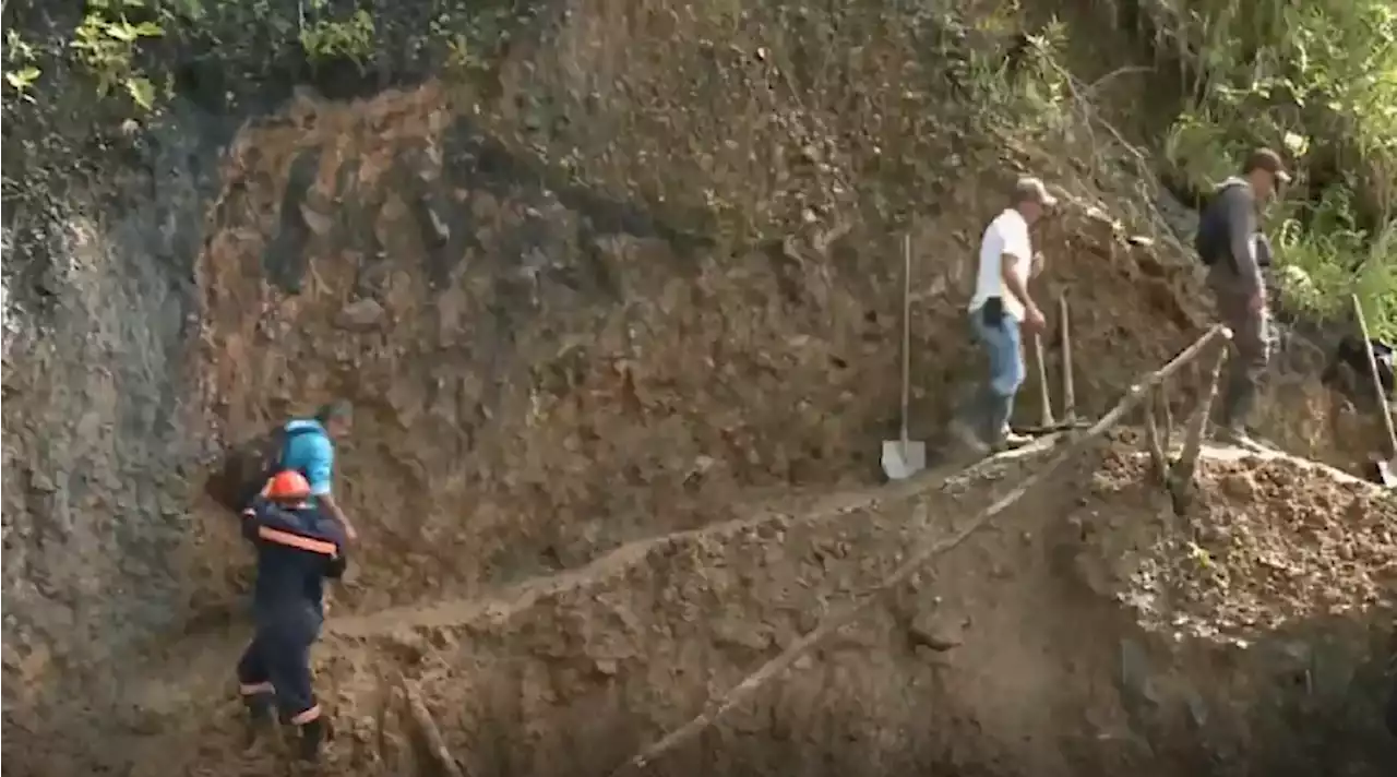 La travesía entre el lodo para llegar a Pajarito por caída del puente Los Grillos en Boyacá