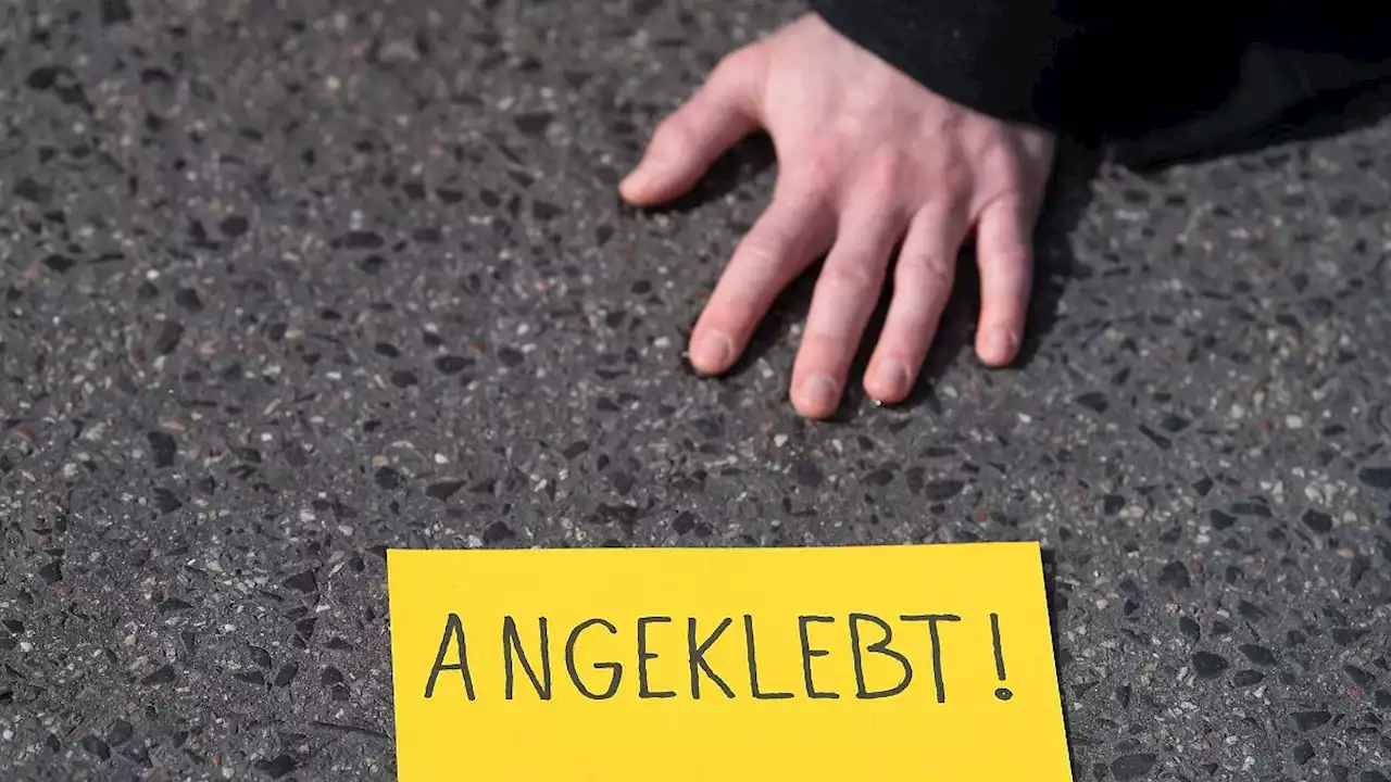 Klimaaktivisten blockieren Augustusplatz in Leipzig